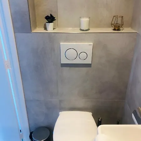 Happiness With Private Parking Apartment *